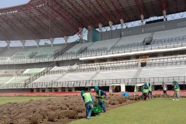 Sudah Keluar Dana Ratusan Miliar, Rumput Stadion GBT Belum Standar FIFA