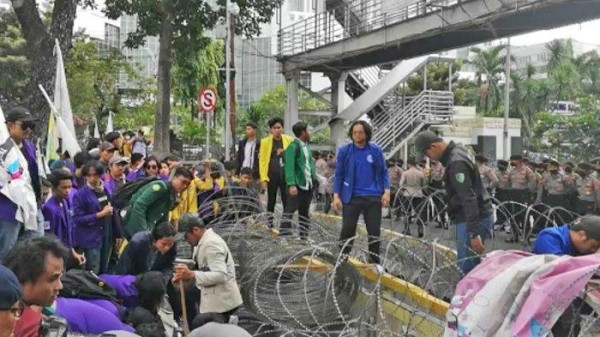 Ribuan Mahasiswa Kembali Demo Tolak Kenaikan Harga BBM di Patung Kuda