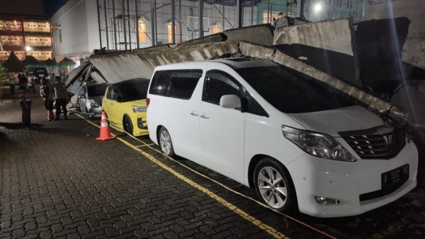 Lima Mobil Tertimba Robohan Tembok Sekolah di Ciputat