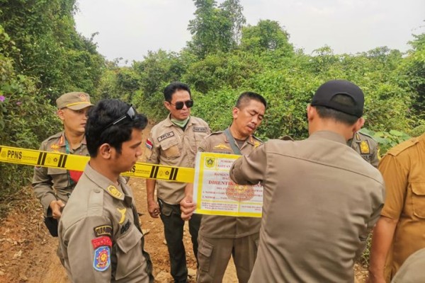 Lahan Pembakaran Ban Bekas Ilegal di Bogor Disegel Satpol PP