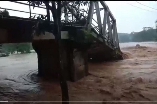 Dihantam Banjir Bandang, Jembatan Permanen Di Lebak Hancur