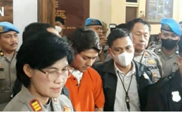 Rizky Billar Ditahan, Terlihat Dengan Wajah Menunduk di Hadapan Wartawan