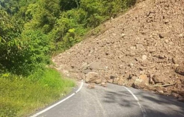 Tanah Longsor Akibatkan Jalur Trans Sulawesi Terputus