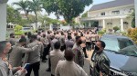 Dipanggil Jokowi, Pejabat Polisi Berbaris Antre Masuk Istana Negara