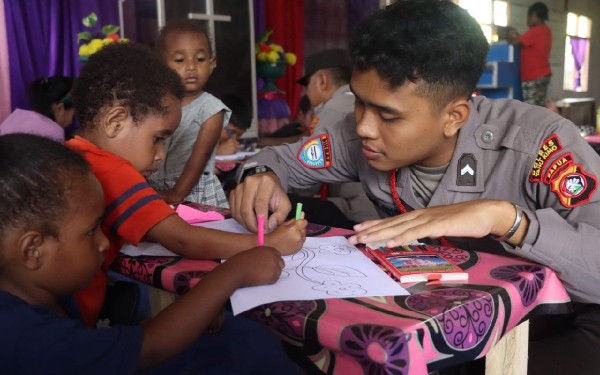 Polisi Ajari Anak-anak di Yahukimo Tentang Cara Membaca dan Menulis