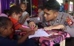 Polisi Ajari Anak-anak di Yahukimo Tentang Cara Membaca dan Menulis