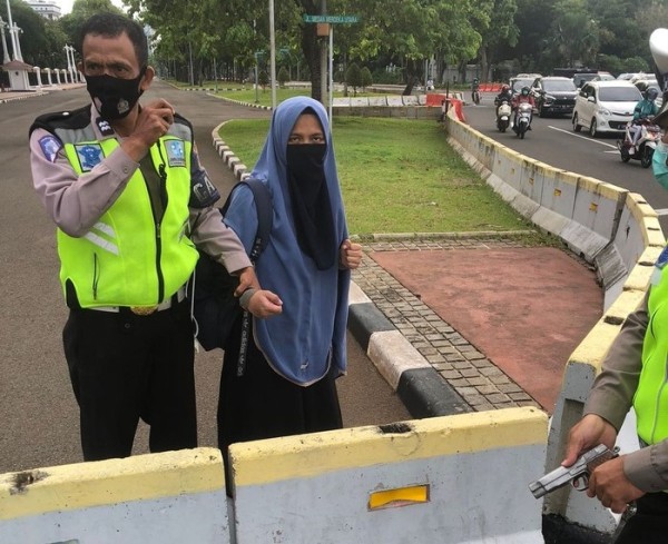 Polisi Tangkap Perempuan Bawa Pistol Terobos Istana