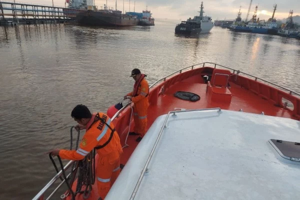 Pasutri Terjatuh ke Laut dan Hilang Usai Perahu Dihantam Ombak