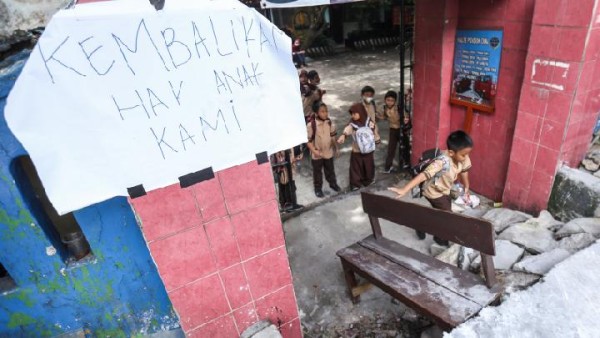 Viral Gerbang Terhalang Trotoar, Tangga Darurat Dibangun di SD N Pondok Cina 1 Depok