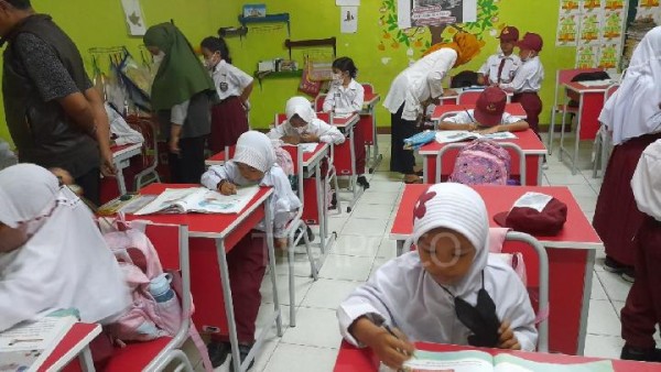 Siswa SDN Pondokcina 1 Depok Telantar Tidak Ada Guru, Orang Tua Murid Terpaksa Turun Tangan