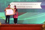 Kerja Nyata Percepat Pembangunan Daerah Tertinggal, Kemensos Raih Penghargaan dari Kemendes PDTT
