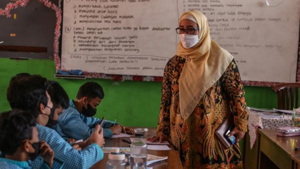 Bantu SDN Pondokcina 1 Depok, Gerakan Masyarakat Rekrut Puluhan Relawan untuk Ajar Siswa