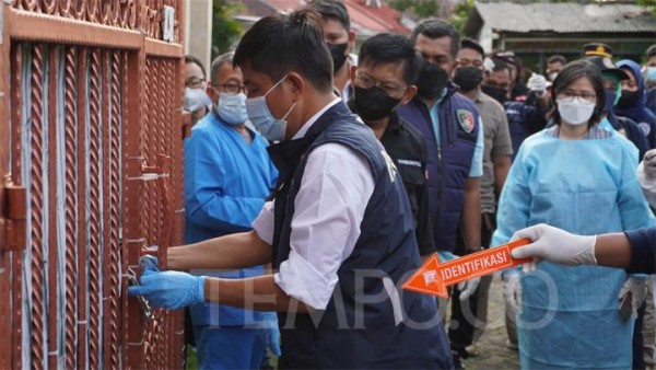Satu Keluarga Tewas di Kalideres, Polisi Perlihatkan Gulungan ke Ketua RT: Ada Mantra-mantra