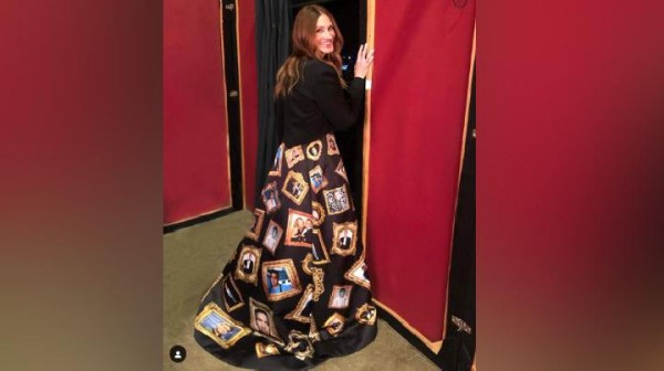 Julia Roberts Pakai Gaun yang Dipenuhi Gambar George Clooney
