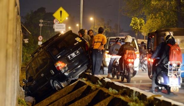 Cara Aman Mendengarkan Musik saat Nyetir, Tidak Bikin Ugal-ugalan