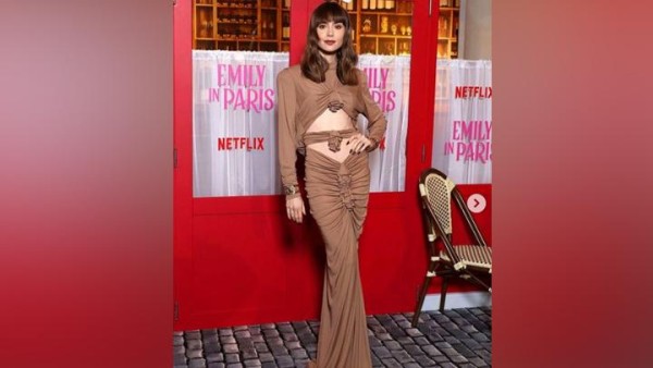 Lily Collins Bergaya ala Wanita Paris dalam Balutan Gaun Cutout di Premiere Emily in Paris 3