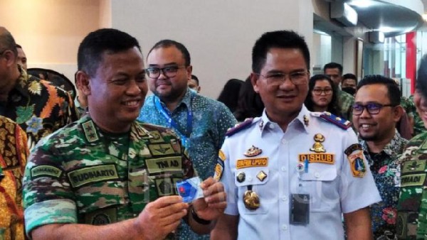 Realisasikan Pergub Anies Baswedan, Transjakarta Serahkan Kartu Gratis untuk Prajurit Kodam Jaya