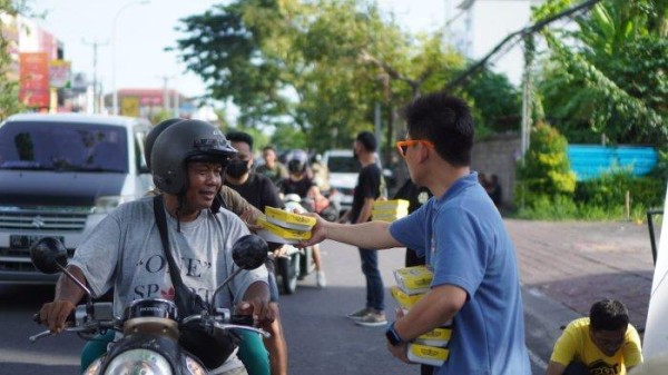 Komitmen Bantu Masyarakat Sekitar, Waroeng Steak & Shake Bagikan 1.000 Steak Gratis di Jimbaran