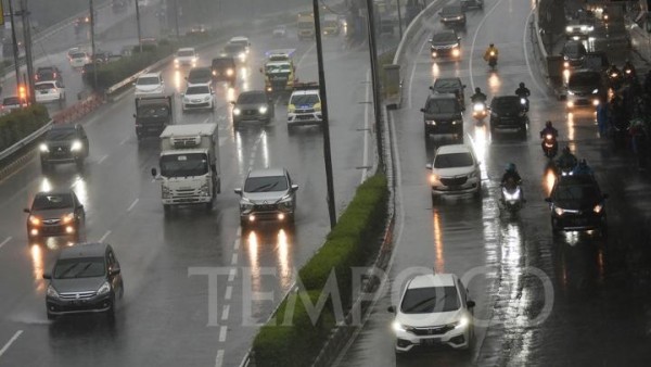 Sore Ini Jakarta Diprediksi Hujan Petir dan Angin Kencang