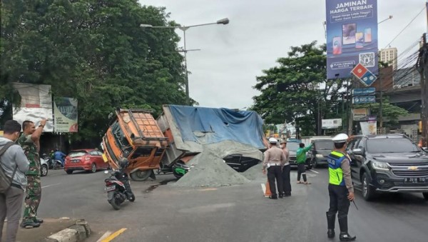 Truk Muatan Pasir di Transyogi Cibubur Mobil Dinas TNI Ini Menimpa Pajero