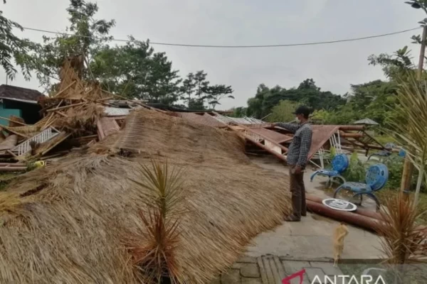 Diterjang Angin Kencang Disertai Hujan Deras, Wisata Karang Kenek Situbondo Porak Poranda