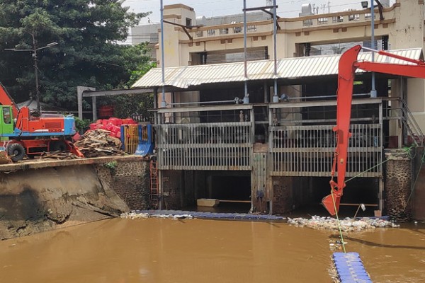 Jabodetabek Diguyur Hujan, Ketinggian Pintu Air Manggarai Kini Capai 640 Cm