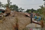 Diterjang Angin Kencang Disertai Hujan Deras, Wisata Karang Kenek Situbondo Porak Poranda