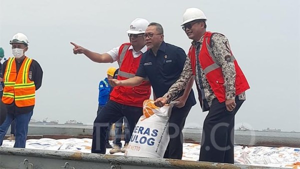 Menteri Perdagangan Zulkifli Hasan: Bulog Belum Salurkan Beras Impor ke Pasa