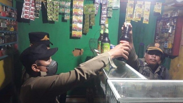 Cegah Pemuda Mabuk Miras saat Malam Tahun Baru, Satpol PP Kota Tanggerang Grebek Warung Jamu