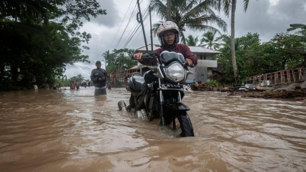 Simak Tips Mengendarai Sepeda Motor Melintasi Area Banjir