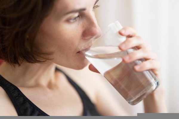 Kurangi Resiko Terkena Penyakit Kronis Dengan Cukup Minum Air Putih