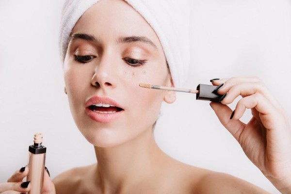 Punya Bintik-Bintik Gelap di Wajah? Inilah Trik Menutupinya Pakai Concealer