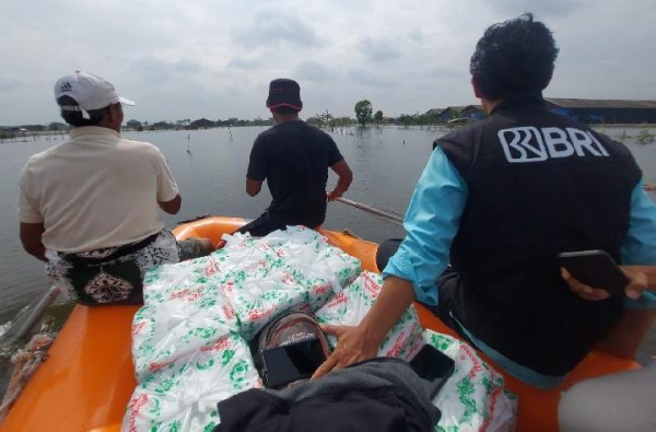 BRI Salurkan Bantuan ke Pengungsi Banjir Semarang Dan Demak