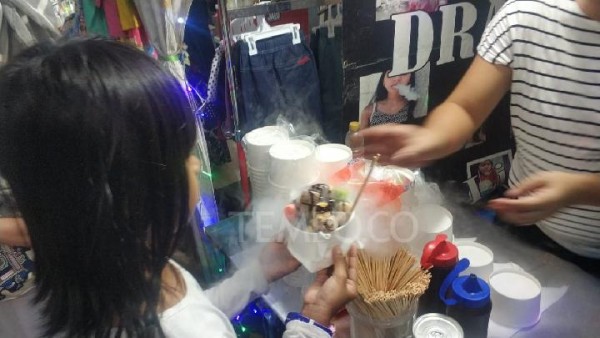 Viral, Apa itu Jajanan Chiki Ngebul atau Napas Naga yang Dicelup Nitrogen Cair?