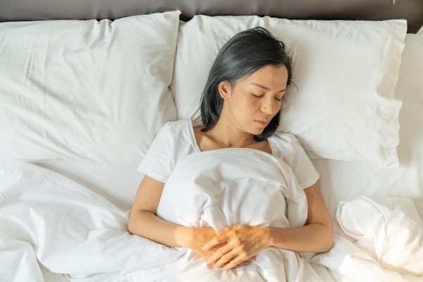 Kelebihan dan Kekurangan Tidur Tanpa Bantal, Apa Saja?