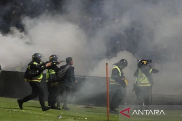 Sebelum Jatuh, Eka Melihat 3 Gas Air Mata Ditembakkan ke Tribune Kanjuruhan