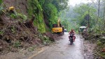 Tanah Longsor Tutupi Badan Jalan di Menanga Karangasem