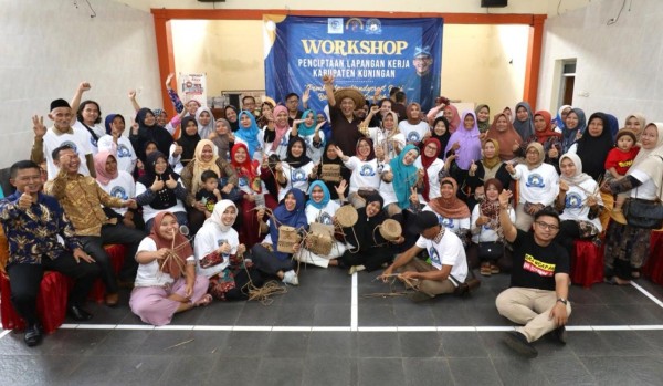 Ciptakan Peluang Kerja, Aksi Jaringan Sandi Uno Sulap Eceng Gondok jadi Bernilai