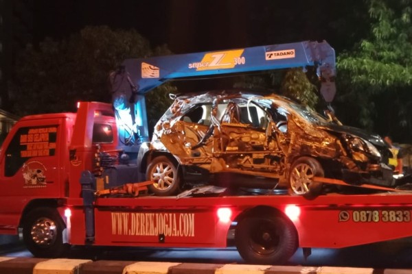 Brio Oleng, Tabrak Pembatas Jalan hingga Hantam Bus di Ringroad Utara