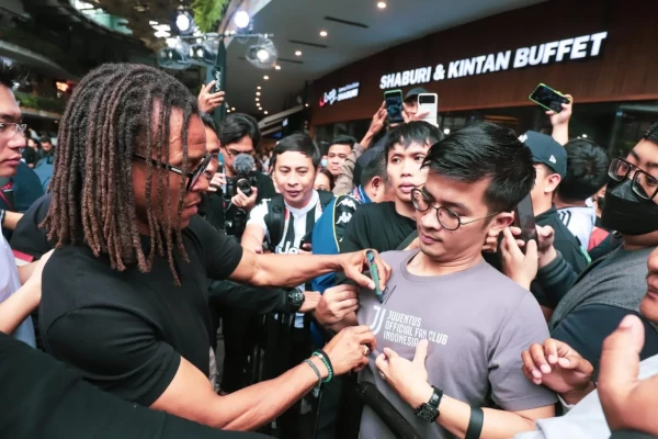 Datang ke Jakarta, Edgar Davids Bangga Disambut Meriah Juventini