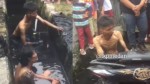 Dua Orang Pria di Medan Diduga Maling Helm Diceburkan ke Parit