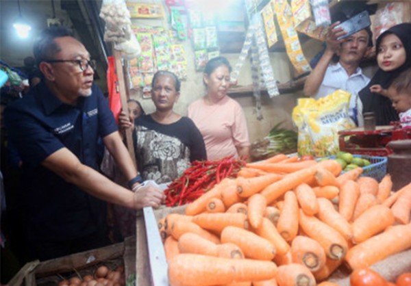 Mendag Mengecek Harga Kebutuhan Pokok di Pasar Tambahrejo