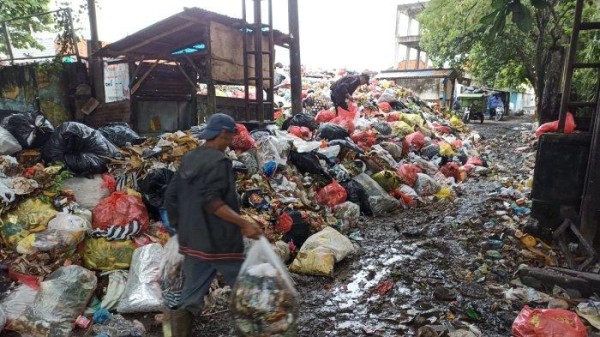 Gara-gara Alat Berat di TPA Suwung Rusak Sampah Meluber di Beberapa TPS di Denpasar