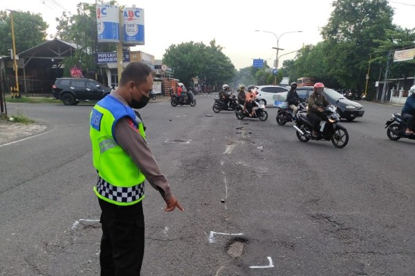 Seorang Pengendara Motor Terseret Truk di Simpang Empat Madukismo