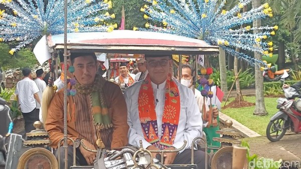 Anies Baswedan Naik Delman Menuju Deklarasi Capres PKS