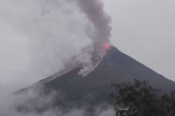 Aktivitas Guguran Lava Gunung Karangetang Masih Tinggi