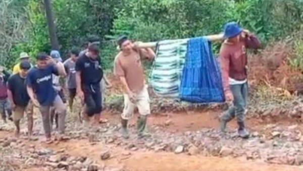Warga Lebak Sakit Ditandu 5 Km Akibat Jalan Rusak