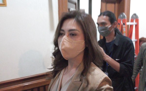 Dhena Devanka Ungkap Kondisi Hubungan dengan Jonathan Frizzy