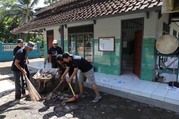 Ganjar Muda Padjajaran Gelar Aksi Bersih-Bersih Lingkungan di Kota Banjar