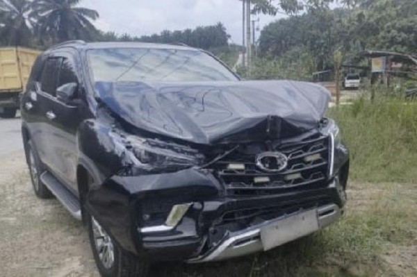 Mobil Dinas Wakil Bupati Siak Mengalami Kecelakaan, Bagian Depannya Ringsek